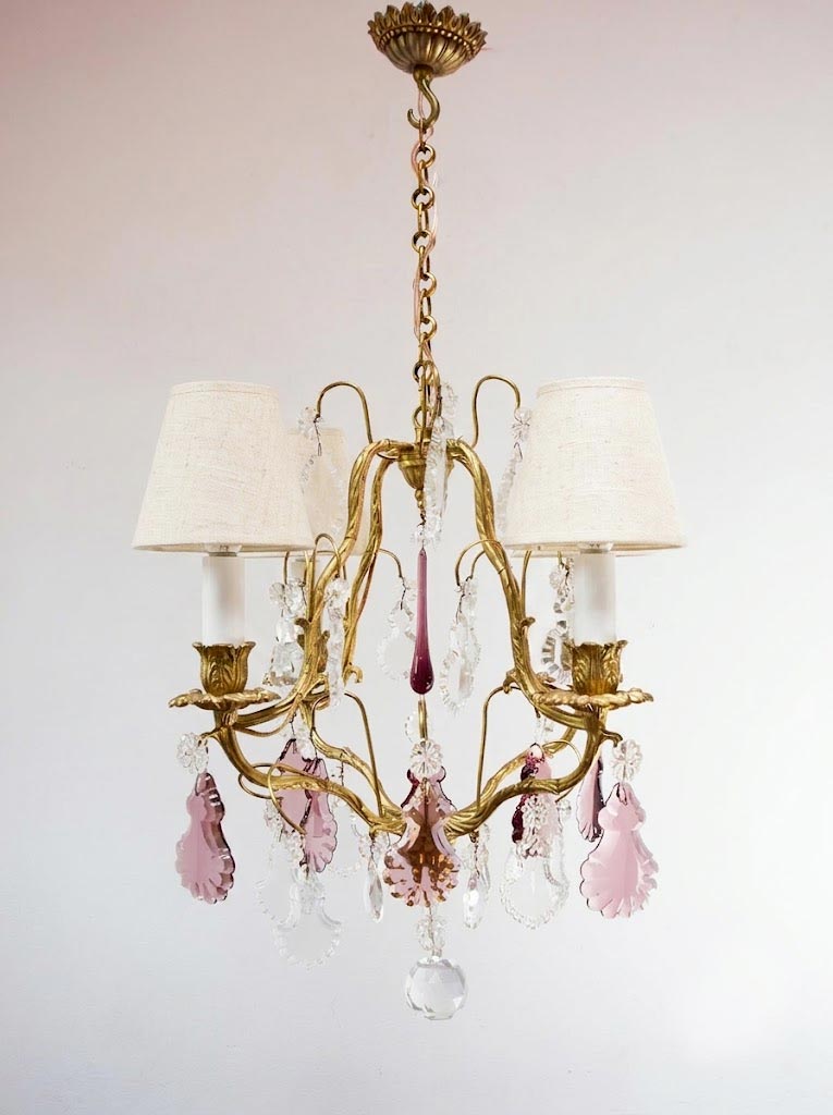 Chandelier francés bronce con cristales violetas c. 1970s (37 cm)