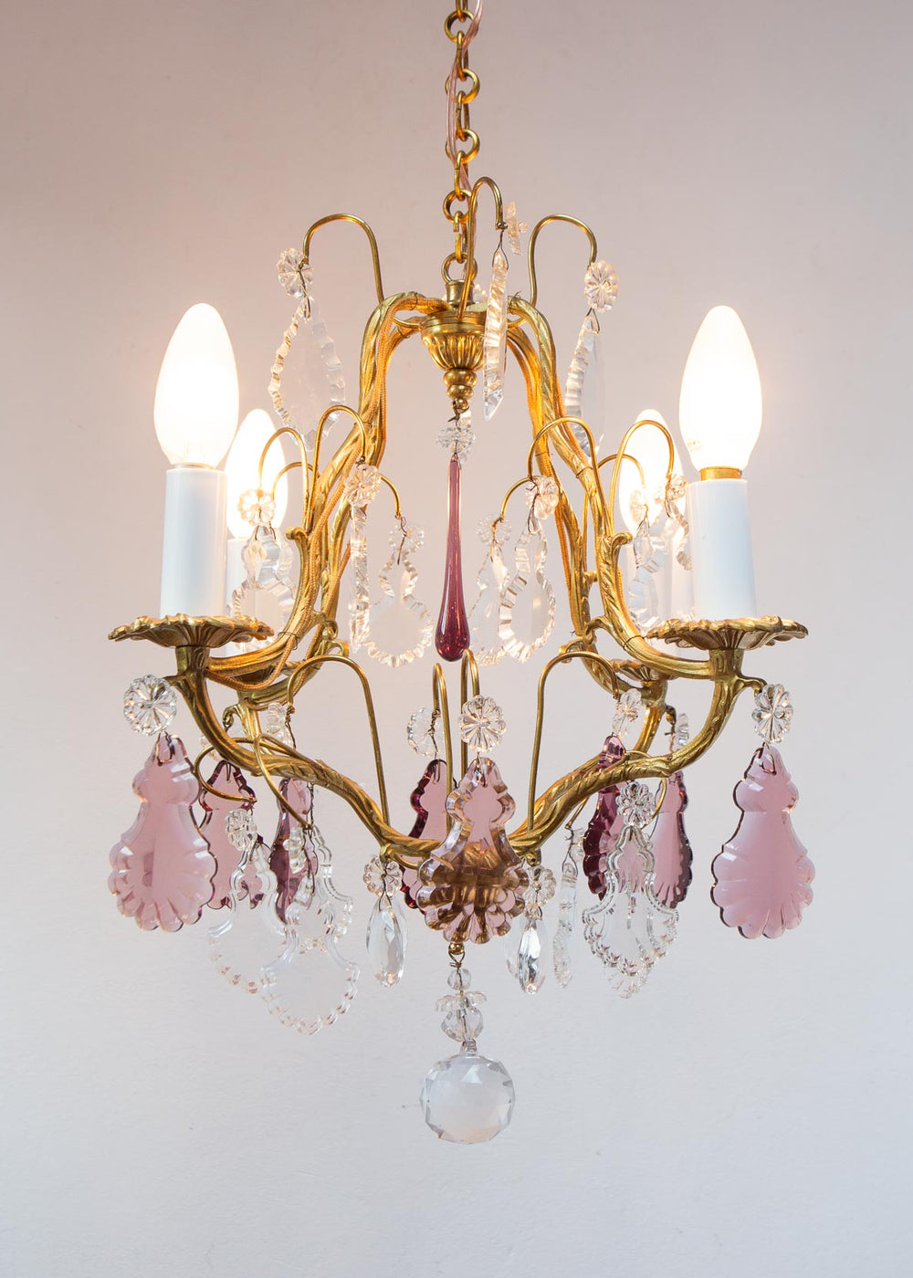 Chandelier francés bronce con cristales violetas c. 1970s (37 cm)