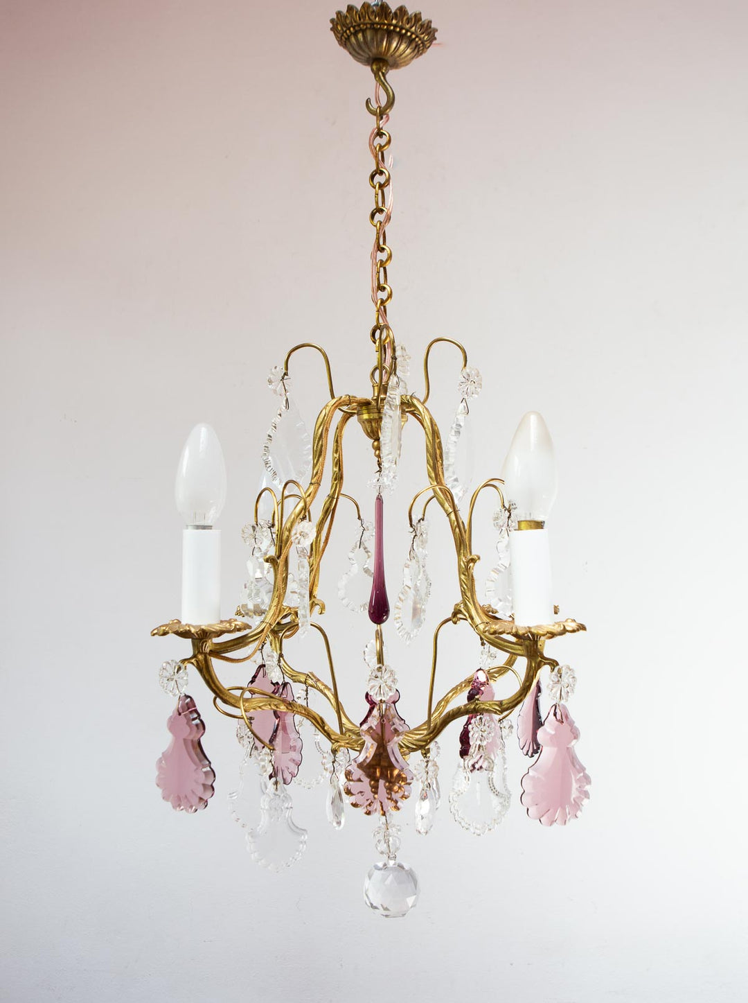 Chandelier francés bronce con cristales violetas c. 1970s (37 cm)