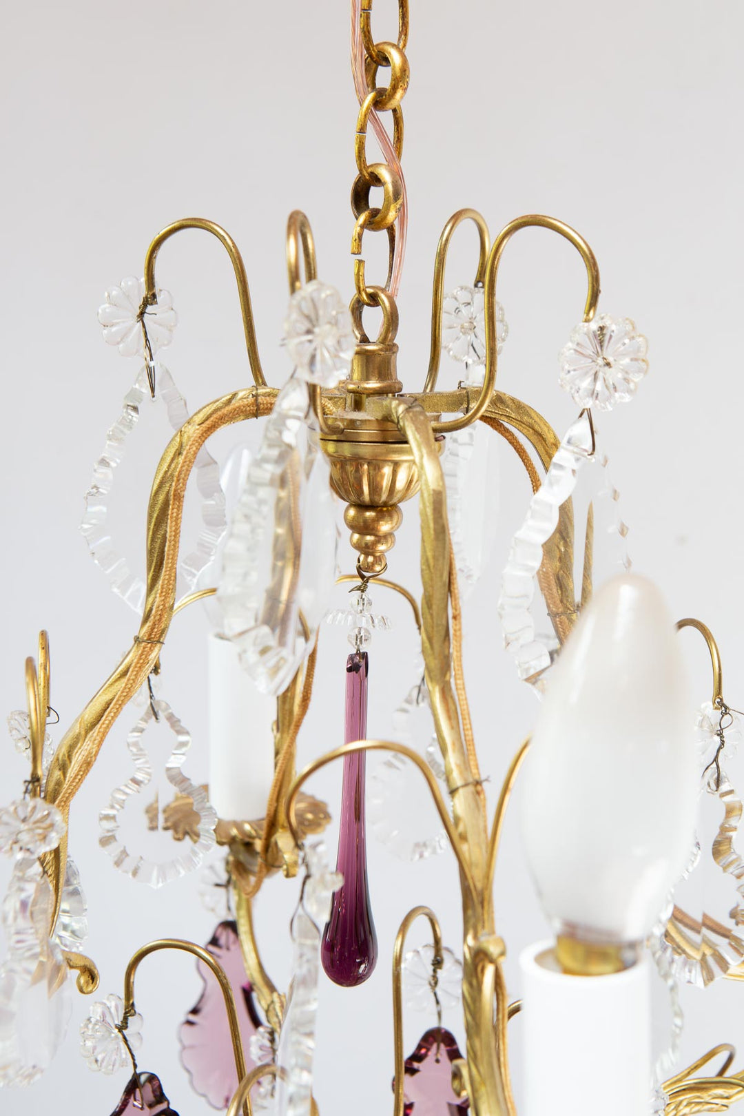 Chandelier francés bronce con cristales violetas c. 1970s (37 cm)