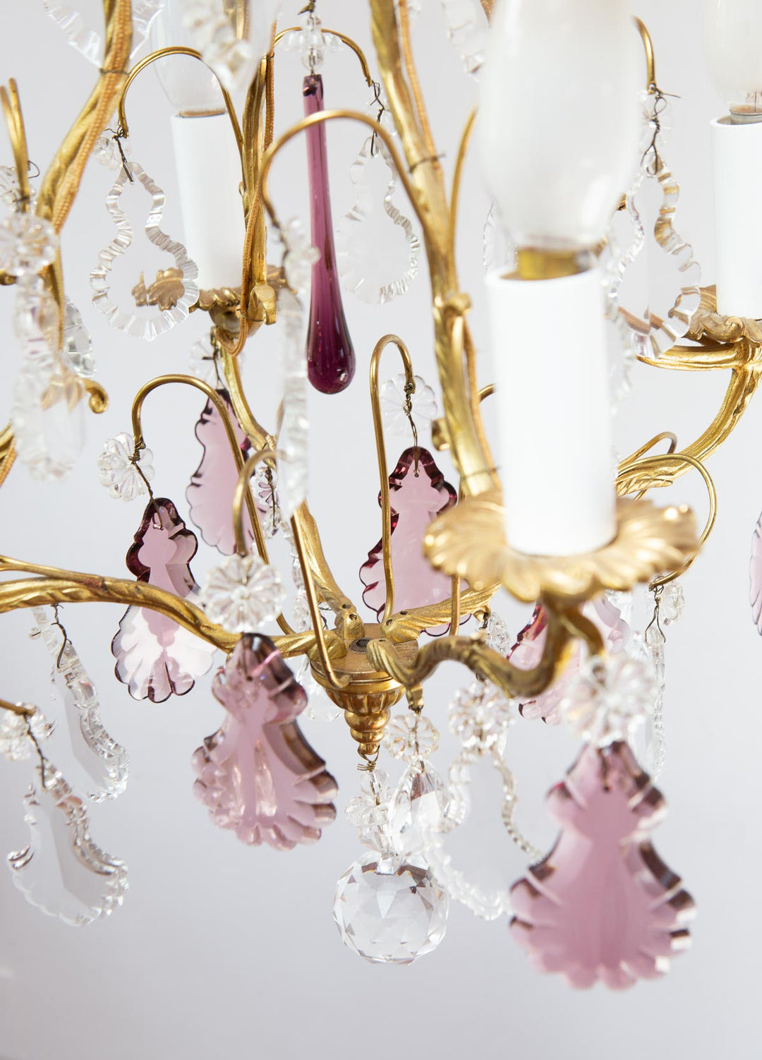 Chandelier francés bronce con cristales violetas c. 1970s (37 cm)