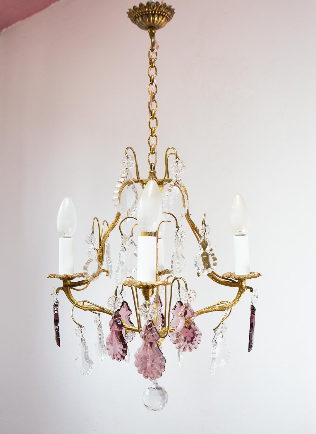 Chandelier francés bronce con cristales violetas c. 1970s (37 cm)