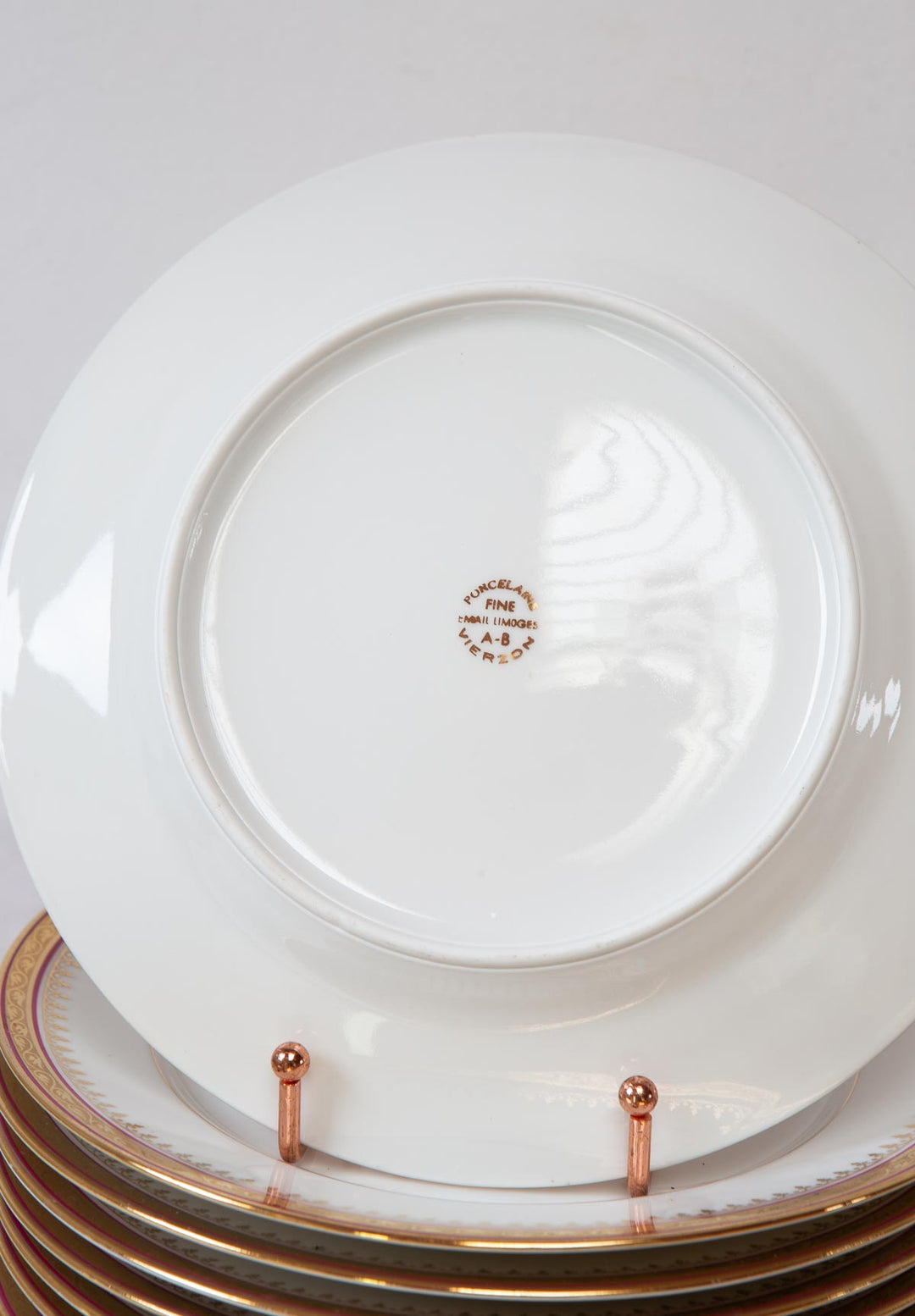Juego de 9 platos LLANOS porcelana Limoges filo dorado y granate