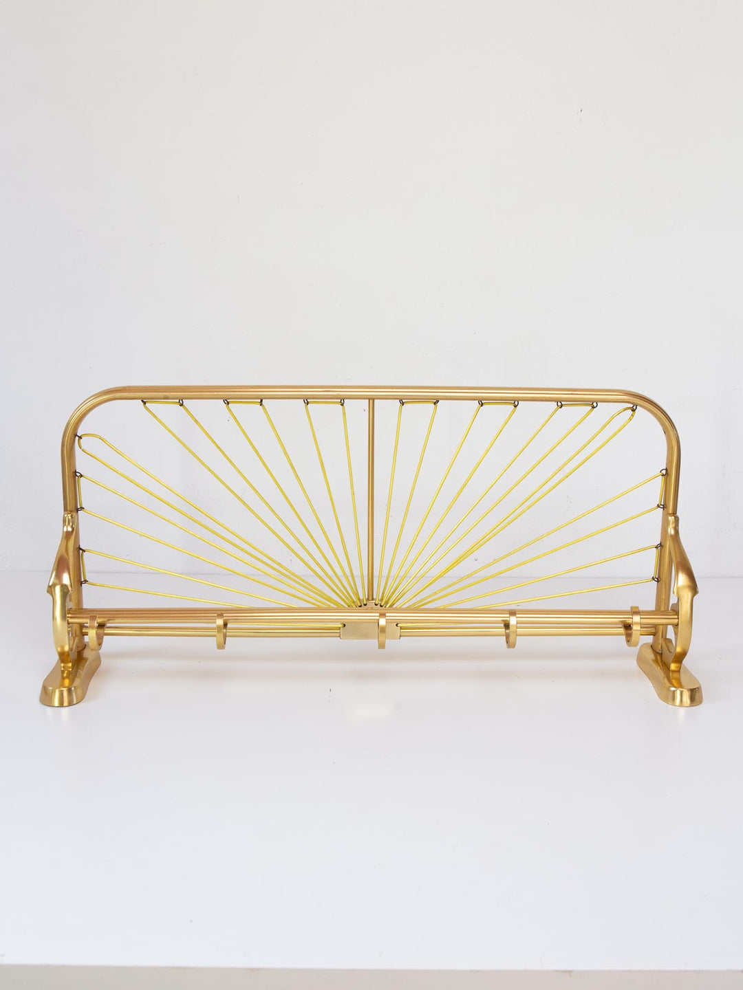 Perchero de pared con bandeja en aluminio dorado c. 1960 (61 cm)
