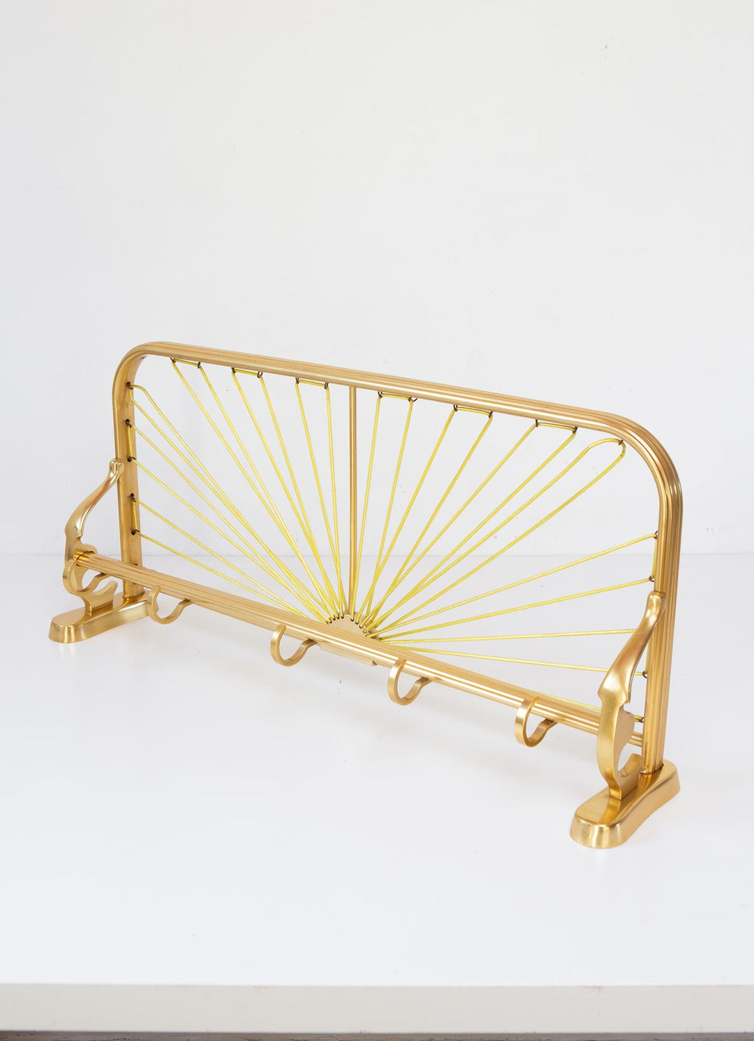 Perchero de pared con bandeja en aluminio dorado c. 1960 (61 cm)