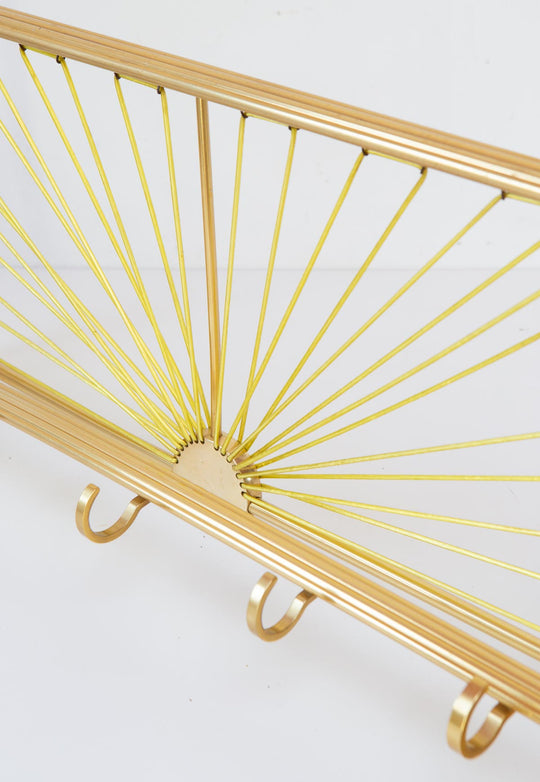 Perchero de pared con bandeja en aluminio dorado c. 1960 (61 cm)