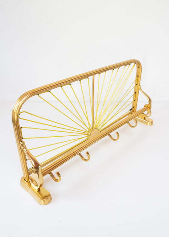 Perchero de pared con bandeja en aluminio dorado c. 1960 (61 cm)