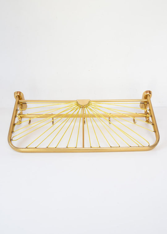 Perchero de pared con bandeja en aluminio dorado c. 1960 (61 cm)