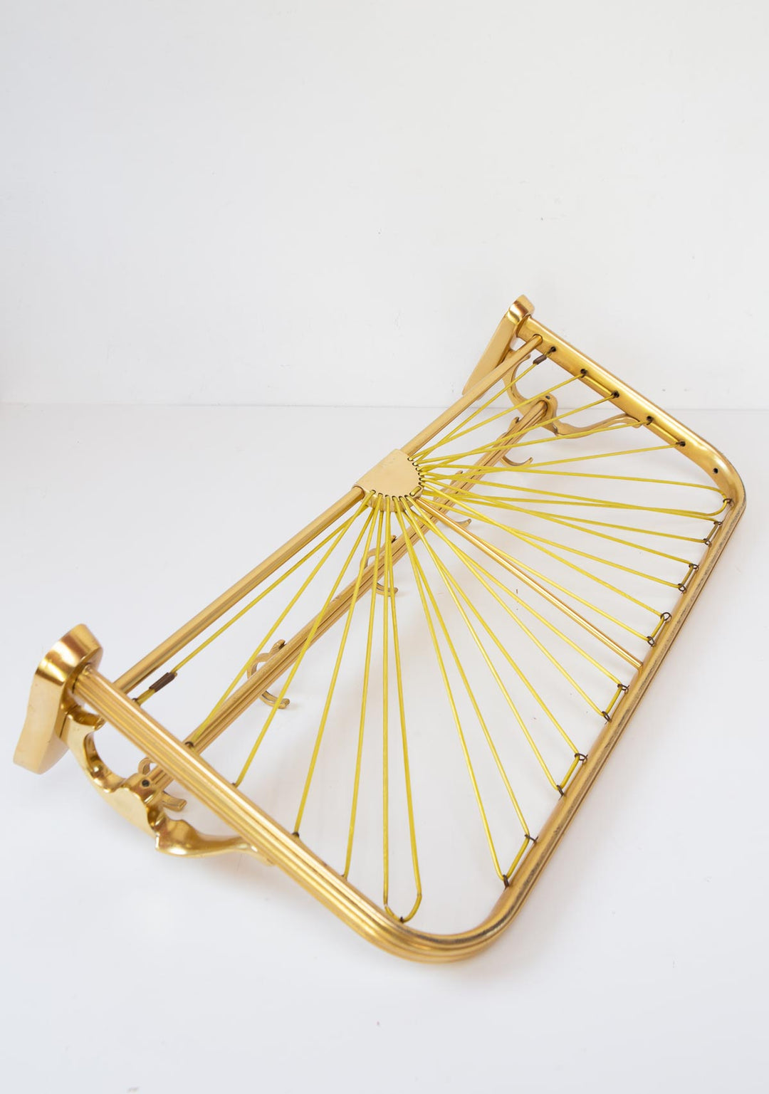 Perchero de pared con bandeja en aluminio dorado c. 1960 (61 cm)