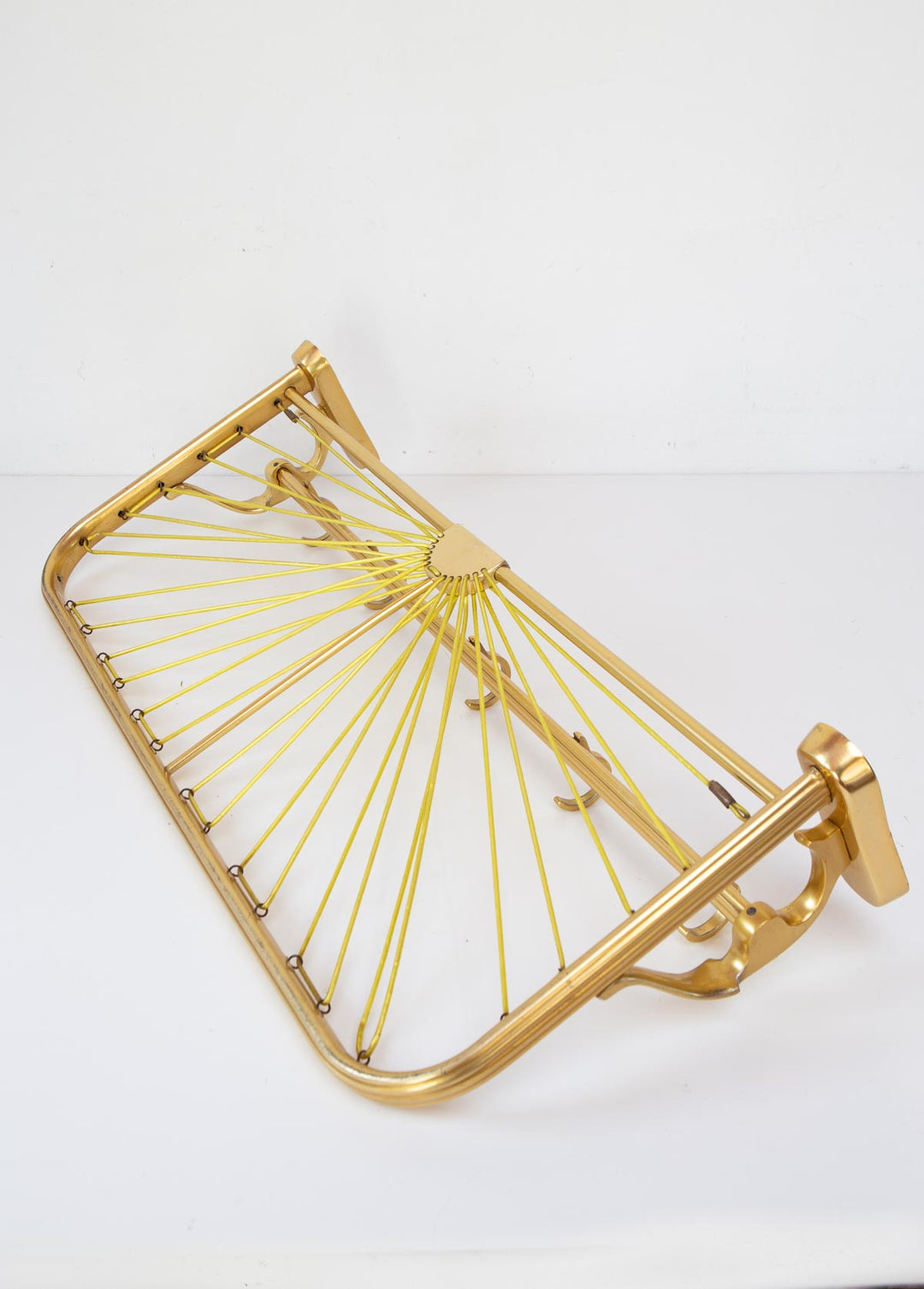 Perchero de pared con bandeja en aluminio dorado c. 1960 (61 cm)