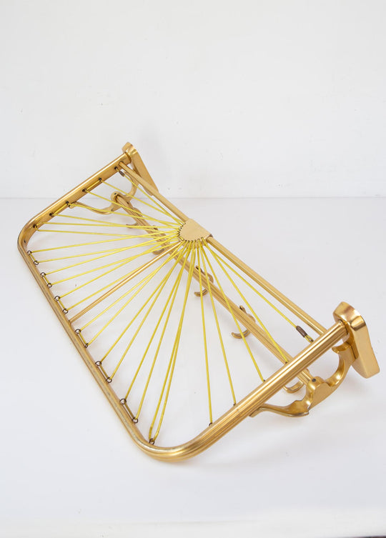 Perchero de pared con bandeja en aluminio dorado c. 1960 (61 cm)