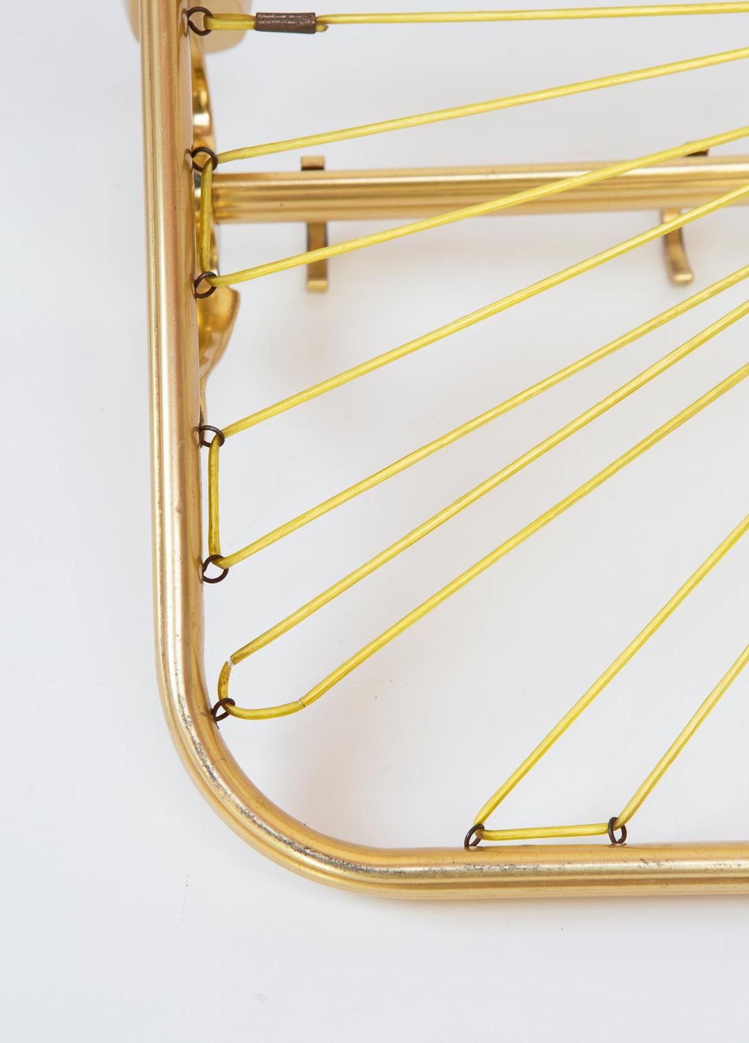 Perchero de pared con bandeja en aluminio dorado c. 1960 (61 cm)