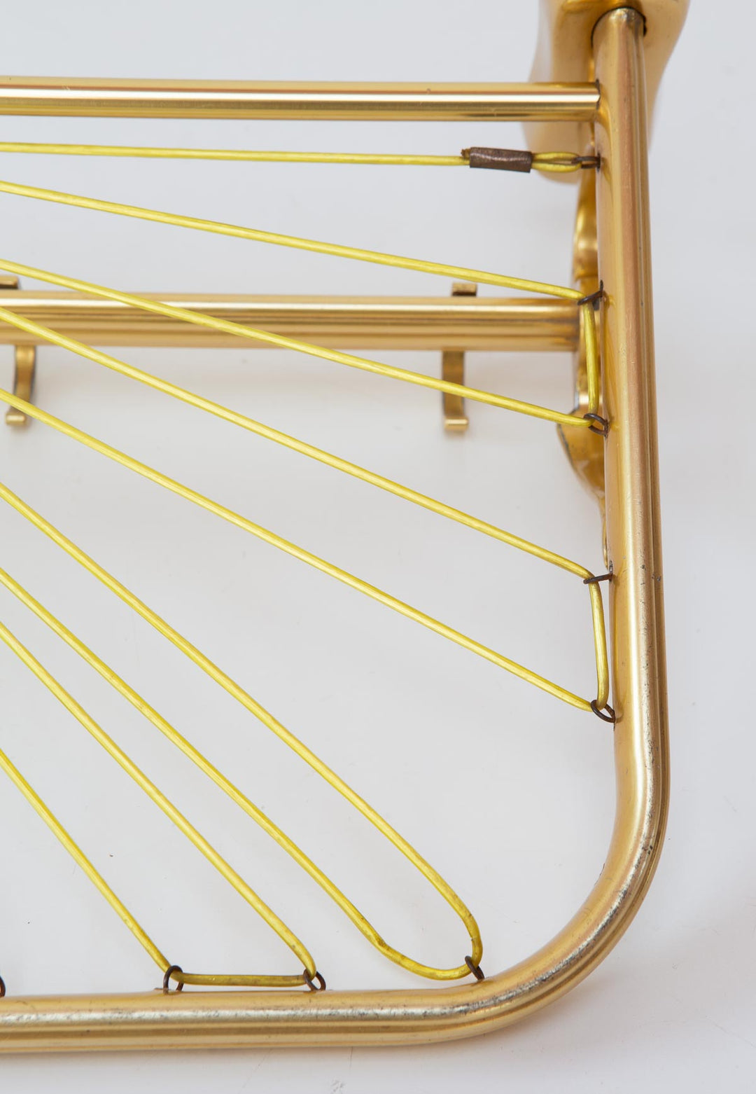 Perchero de pared con bandeja en aluminio dorado c. 1960 (61 cm)