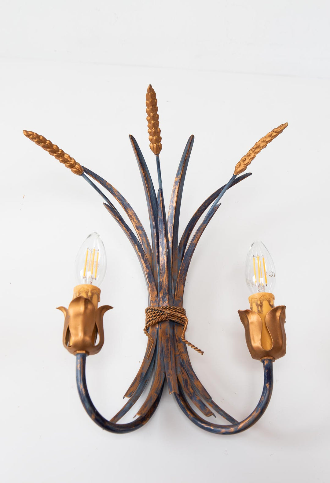 Pareja apliques italianos metal dorado hojas y espigas azul y dorado c. 1980 (40*32 cm)