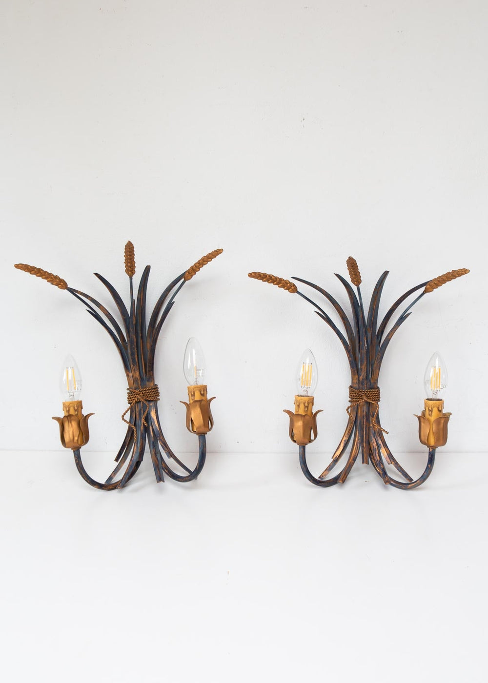 Pareja apliques italianos metal dorado hojas y espigas azul y dorado c. 1980 (40*32 cm)