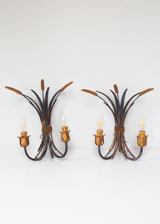 Pareja apliques italianos metal dorado hojas y espigas azul y dorado c. 1980 (40*32 cm)