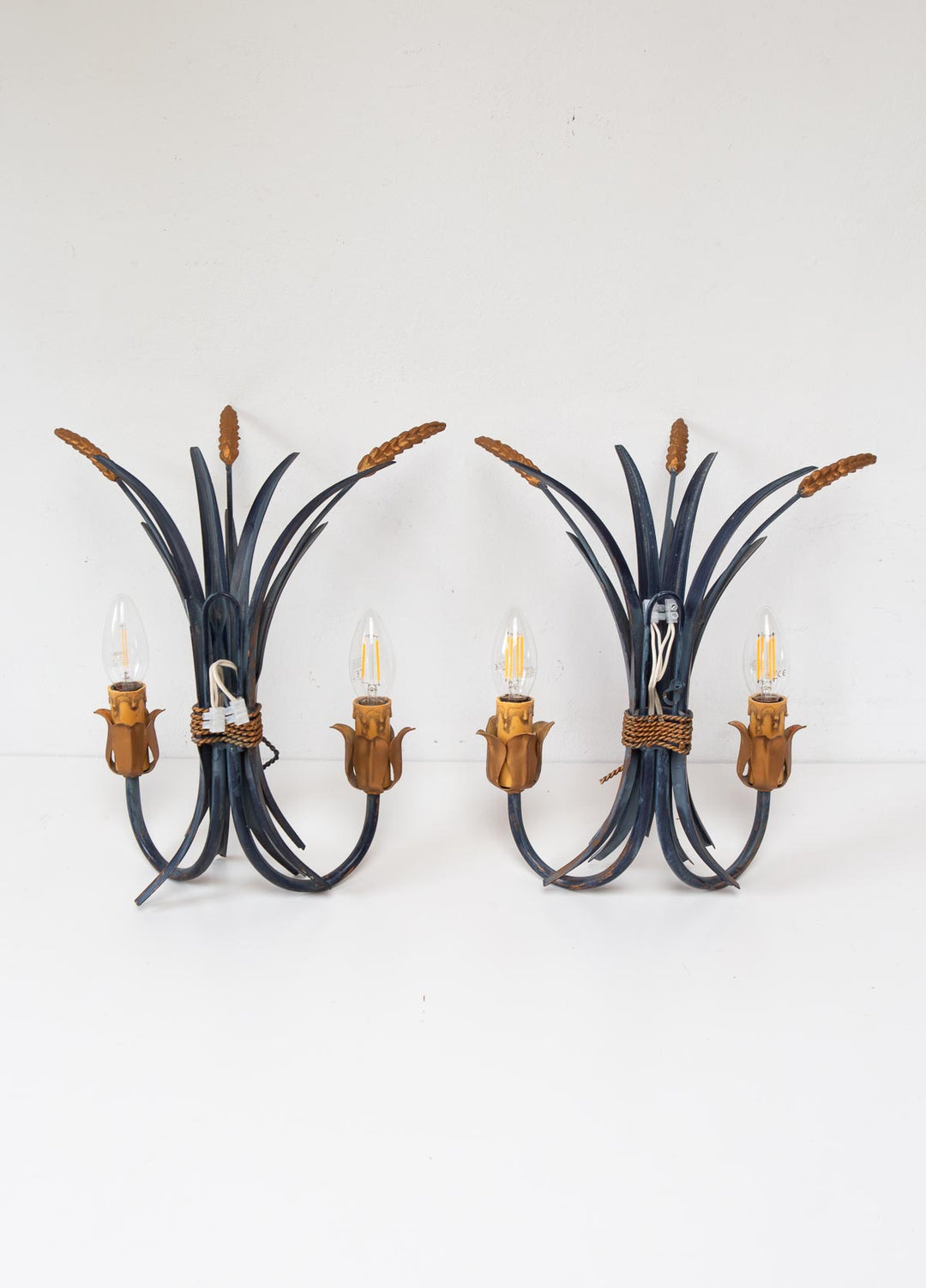 Pareja apliques italianos metal dorado hojas y espigas azul y dorado c. 1980 (40*32 cm)