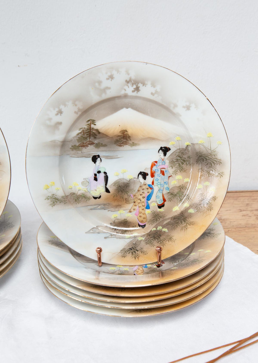 Juego 6 platos LLANOS porcelana japonesa KUTANI periodo Showa c. 1930-50 "Geishas y Fuji" (3 JUEGOS DISPONIBLES)