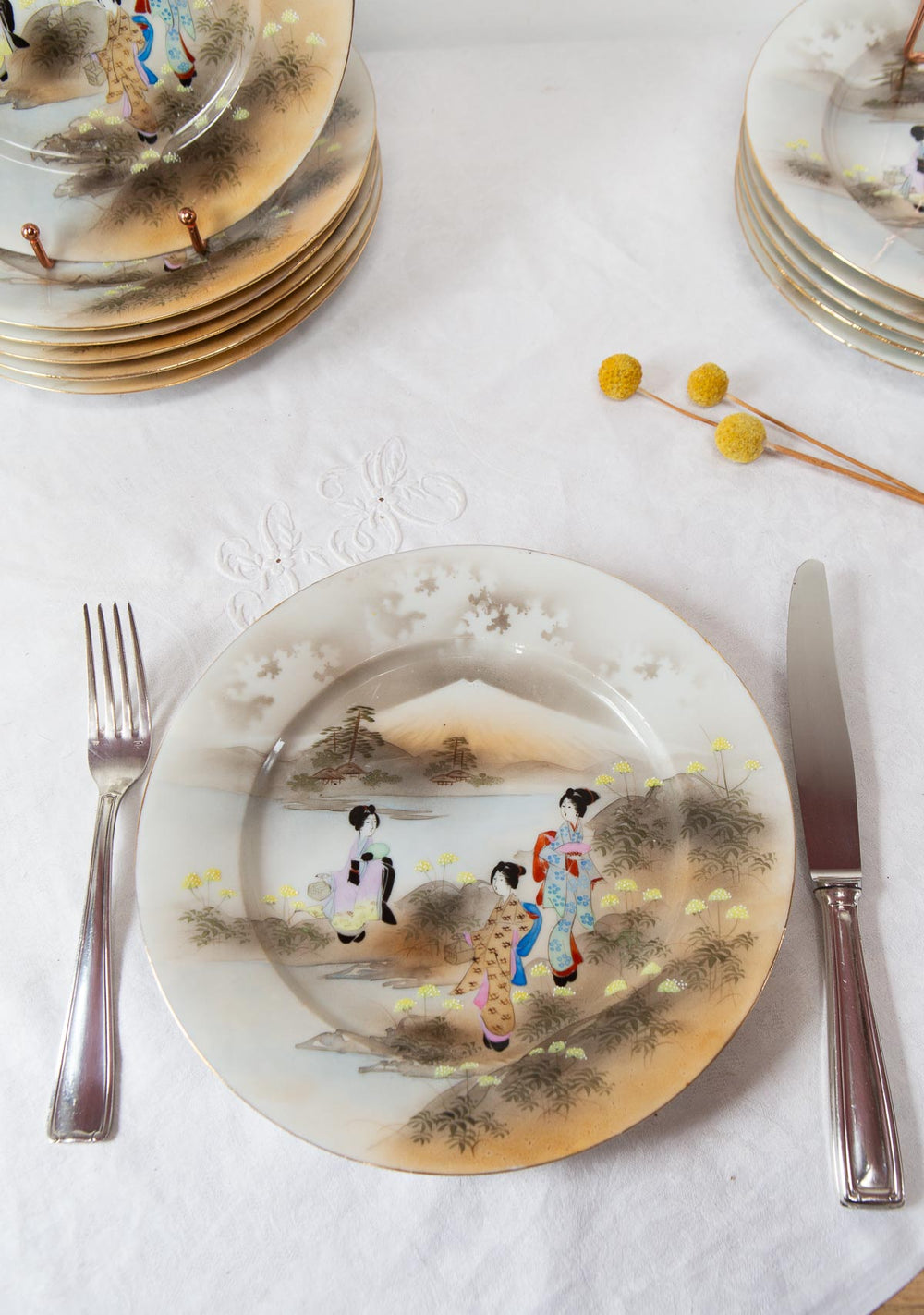 6 platos LLANOS porcelana japonesa KUTANI periodo Showa c. 1930-50 "Geishas y Fuji" (2 JUEGOS DISPONIBLES)