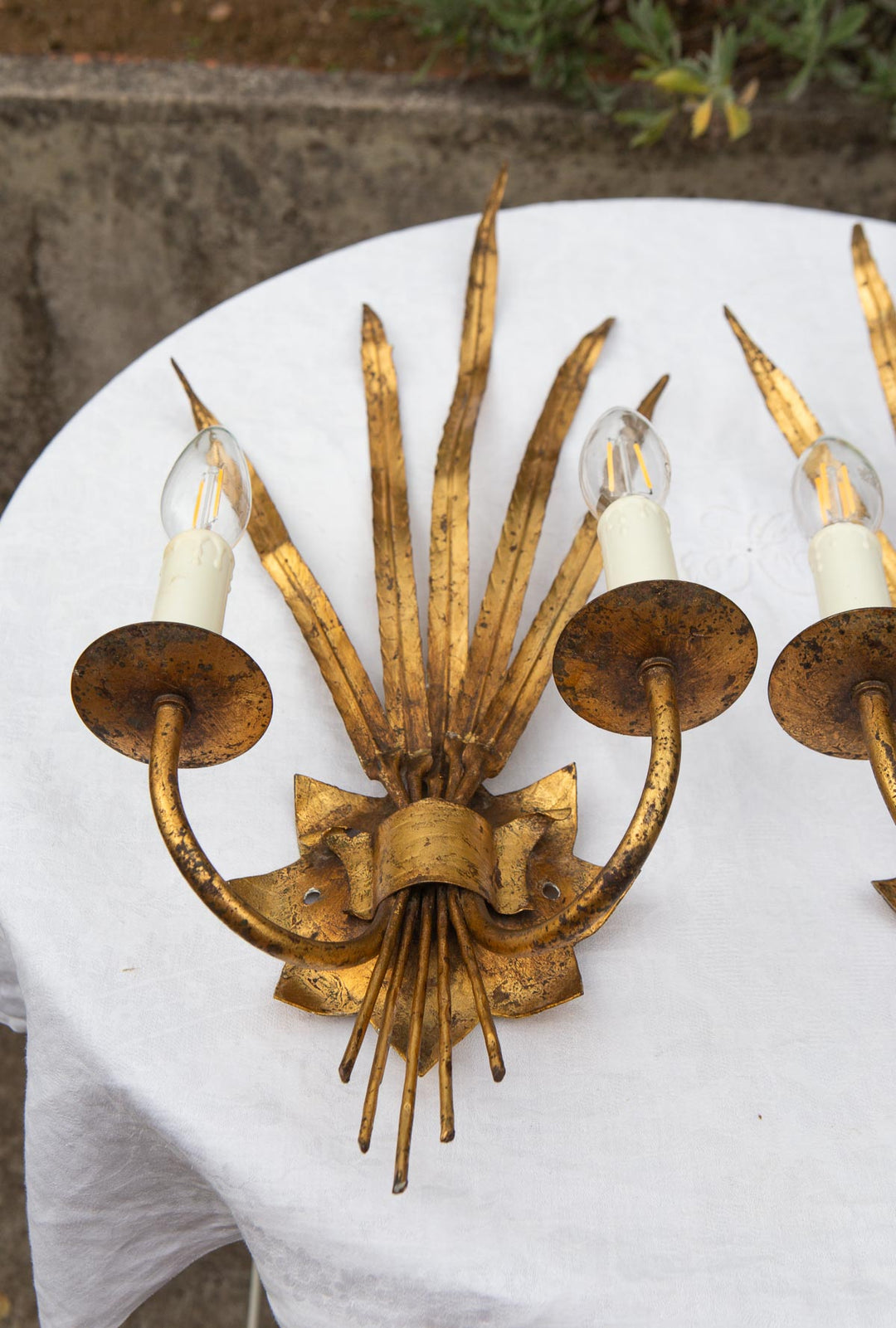 Pareja apliques franceses metal dorado hojas c. 1950s (60*24 cm)