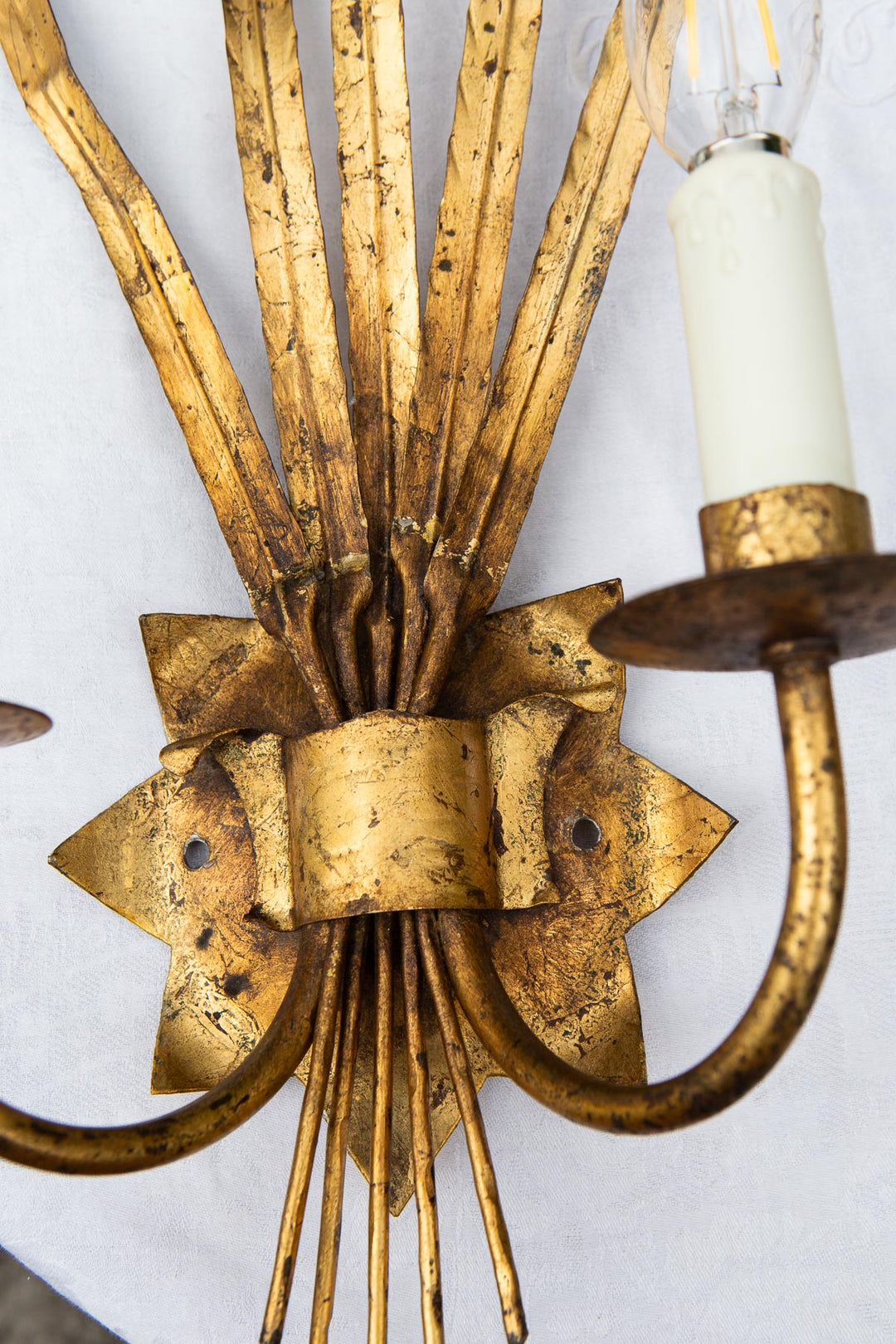 Pareja apliques franceses metal dorado hojas c. 1950s (60*24 cm)