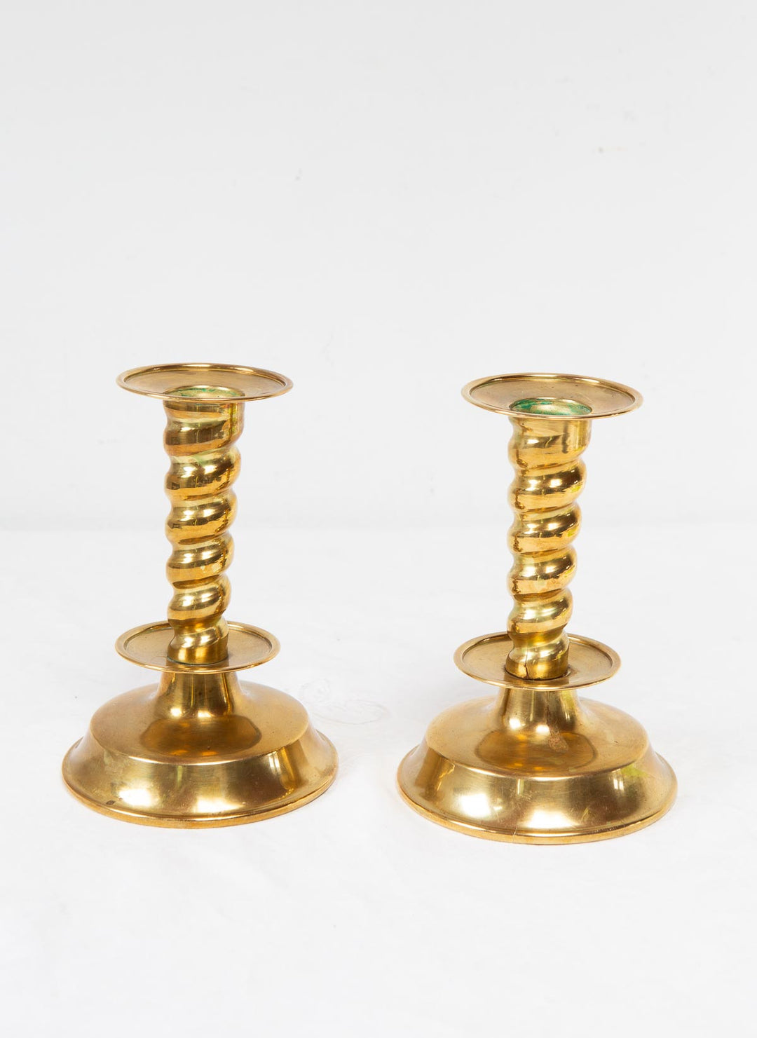 Pareja candeleros suecos latón dorado espiral Gottfrid Carlsson Eskilstuna c. 1950 (16 cm)