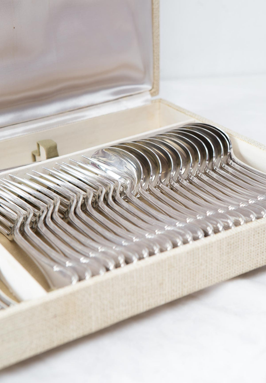 Cubertería francesa en estuche Fleuron CHRISTOFLE para 12 estilo Louis XV Pompadour (37 PIEZAS)