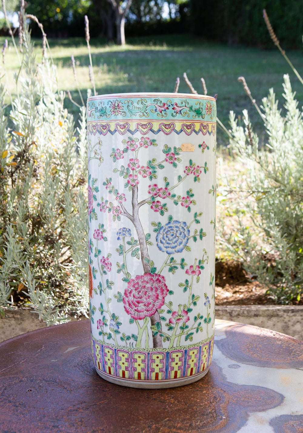 Paragüero porcelana china "famille rose", flores y mariposas s. XX (45,5 cm)