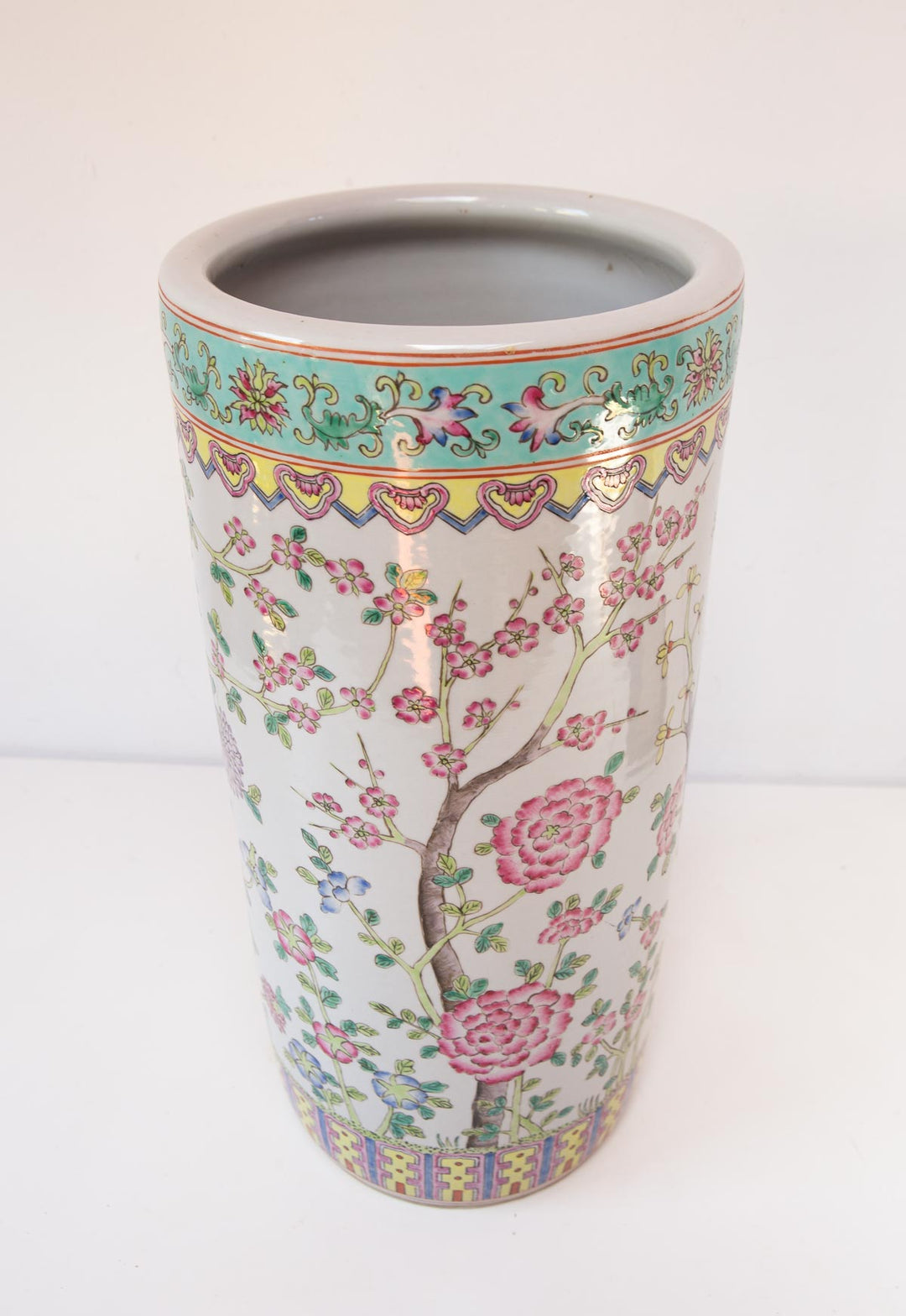 Paragüero porcelana china "famille rose", flores y mariposas s. XX (45,5 cm)