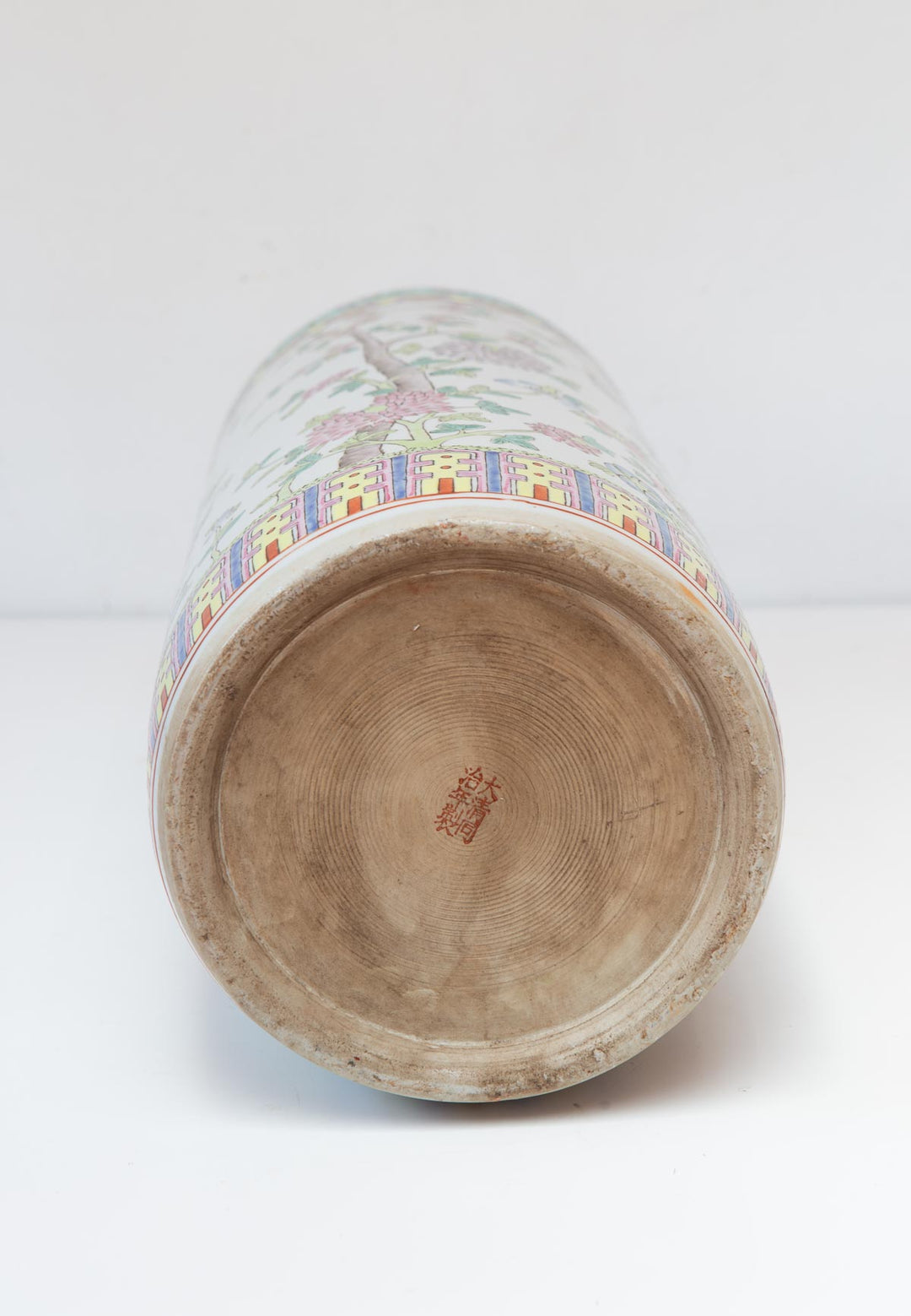 Paragüero porcelana china "famille rose", flores y mariposas s. XX (45,5 cm)