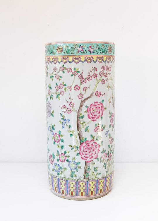 Paragüero porcelana china "famille rose", flores y mariposas s. XX (45,5 cm)