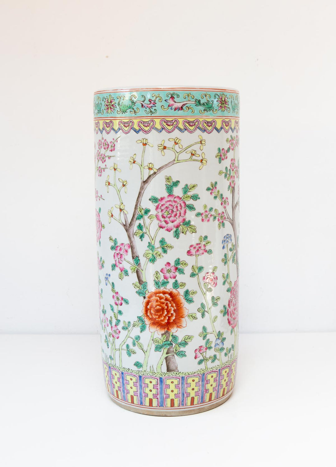 Paragüero porcelana china "famille rose", flores y mariposas s. XX (45,5 cm)