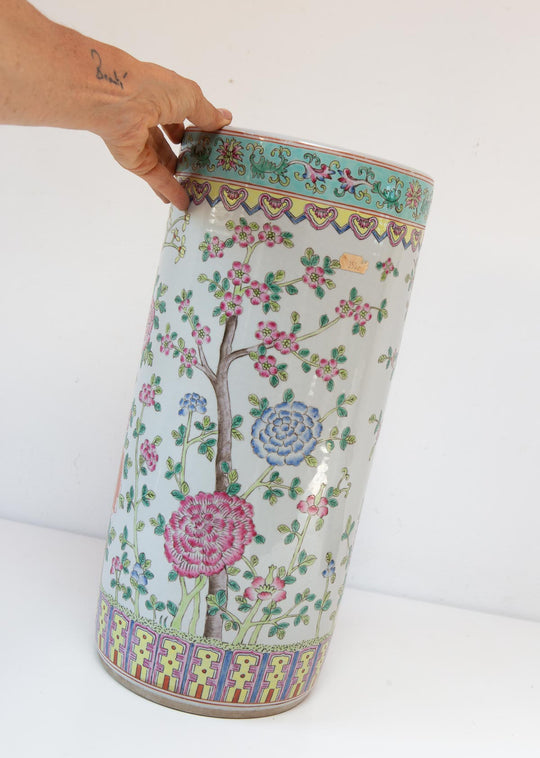 Paragüero porcelana china "famille rose", flores y mariposas s. XX (45,5 cm)