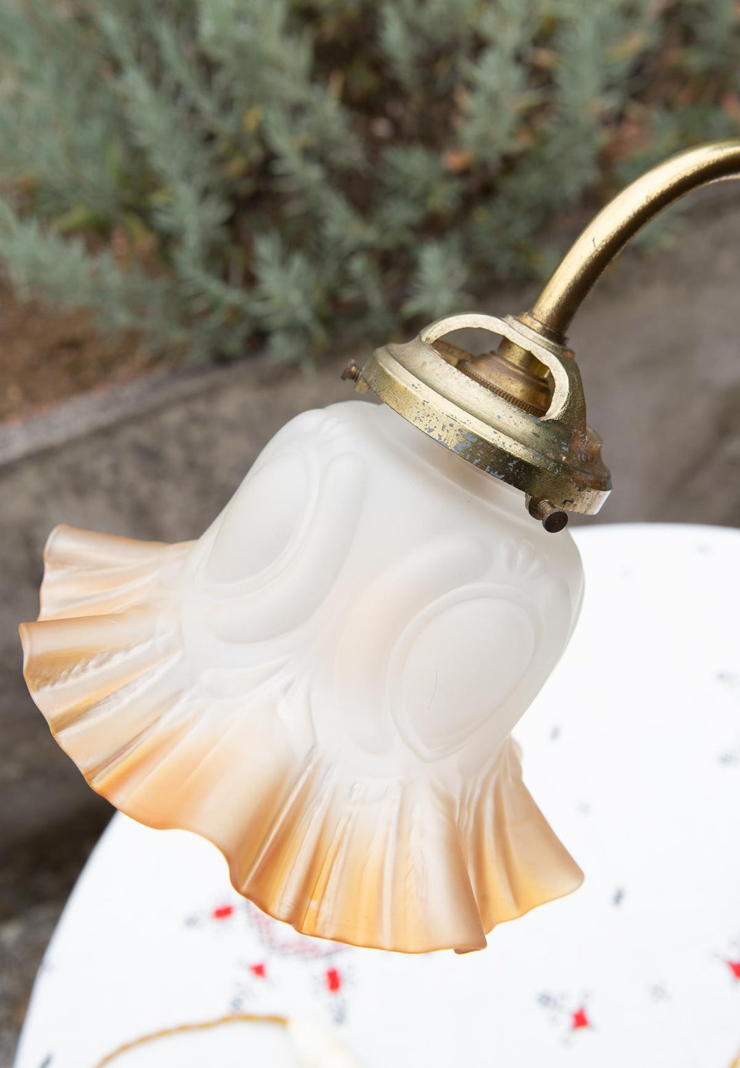Antigua lámpara de mesa estilo art nouveau francesa aprox. 1920/30 con tulipa