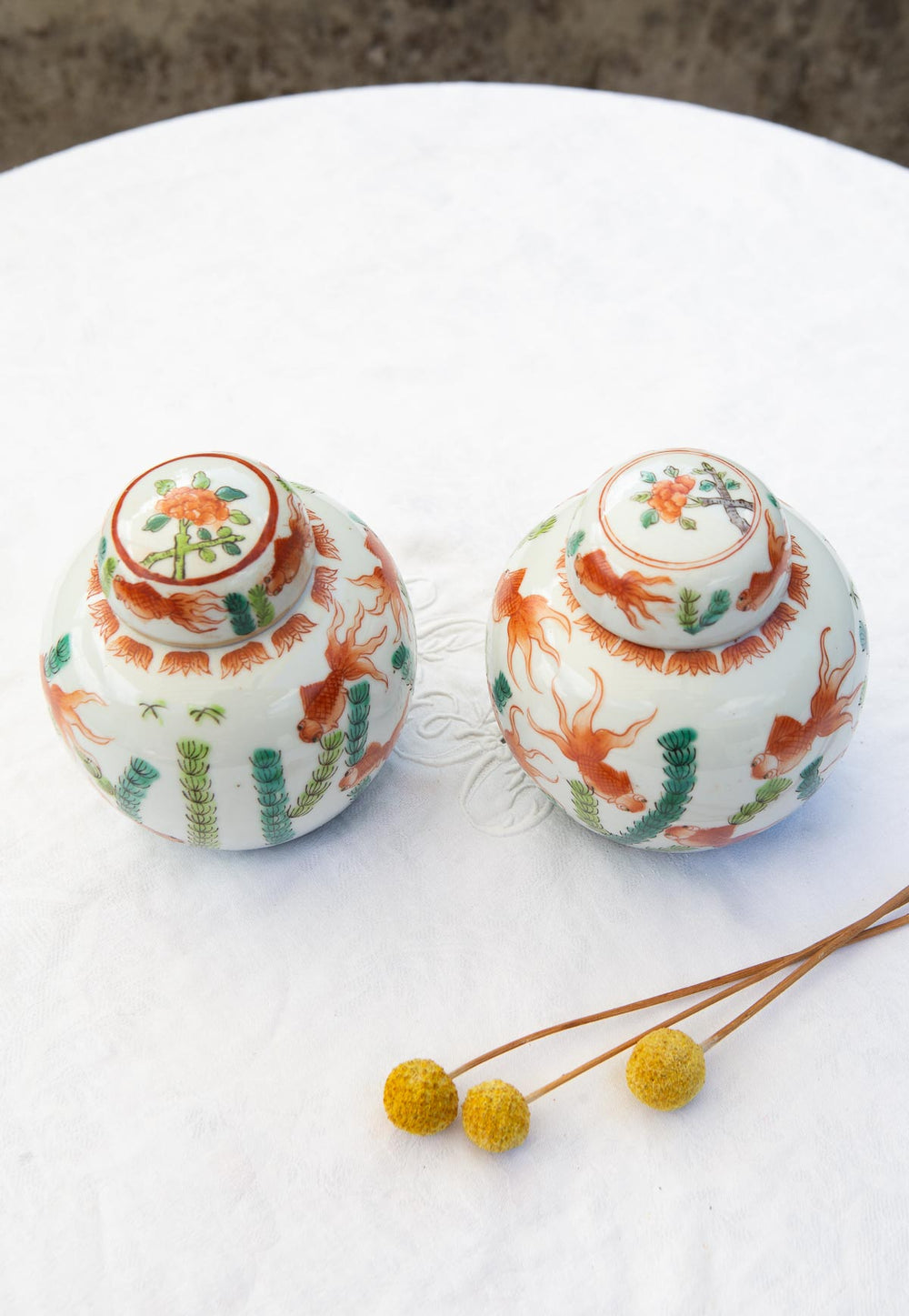 Pareja de pequeños tibores chinos de porcelana peces dorados (11,5 cm)