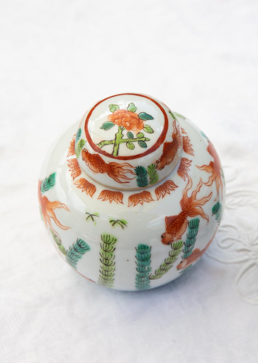 Pareja de pequeños tibores chinos de porcelana peces dorados (11,5 cm)