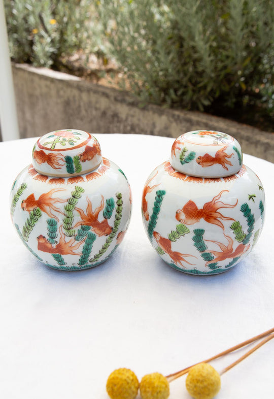 Pareja de pequeños tibores chinos de porcelana peces dorados (11,5 cm)