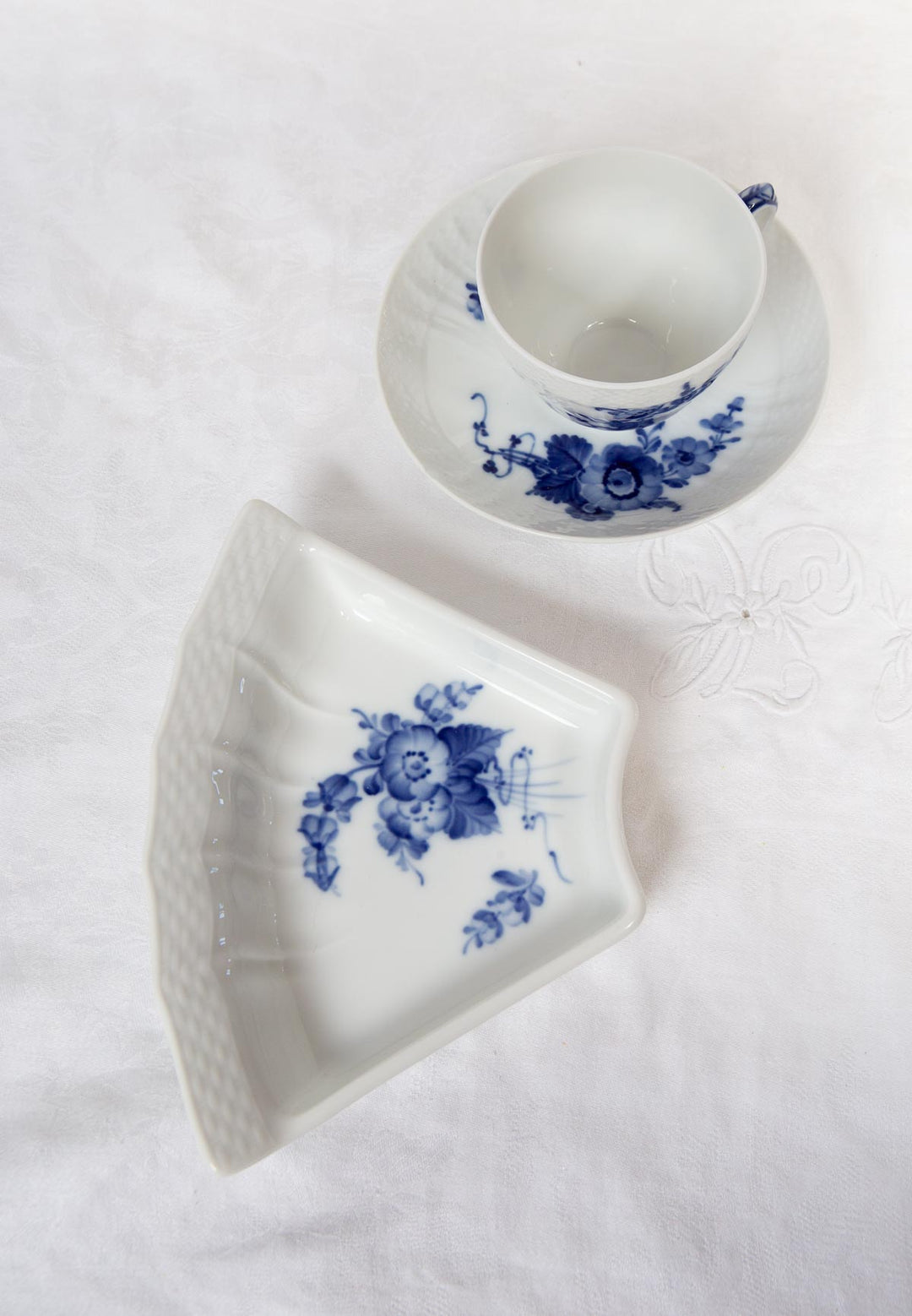 Juego 2 fuentes "cuña" porcelana danesa Royal Copenhagen "Flor azul" "Blå Blomst"