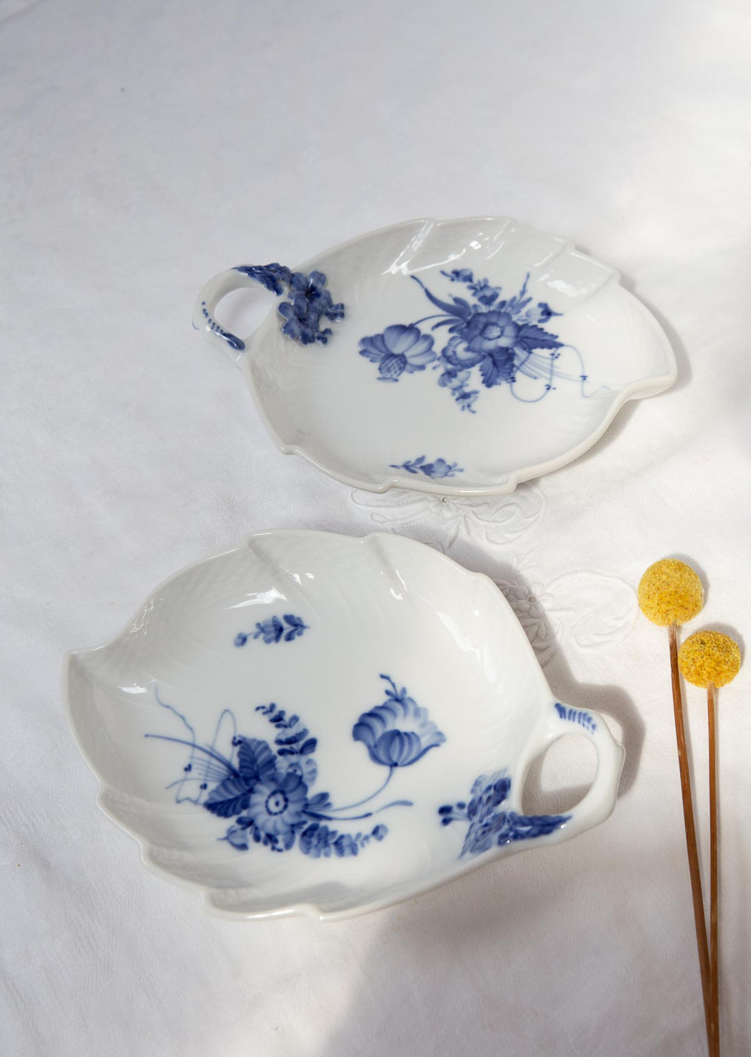 Juego 2 fuentes "hojas" porcelana danesa Royal Copenhagen "Flor azul" "Blå Blomst"