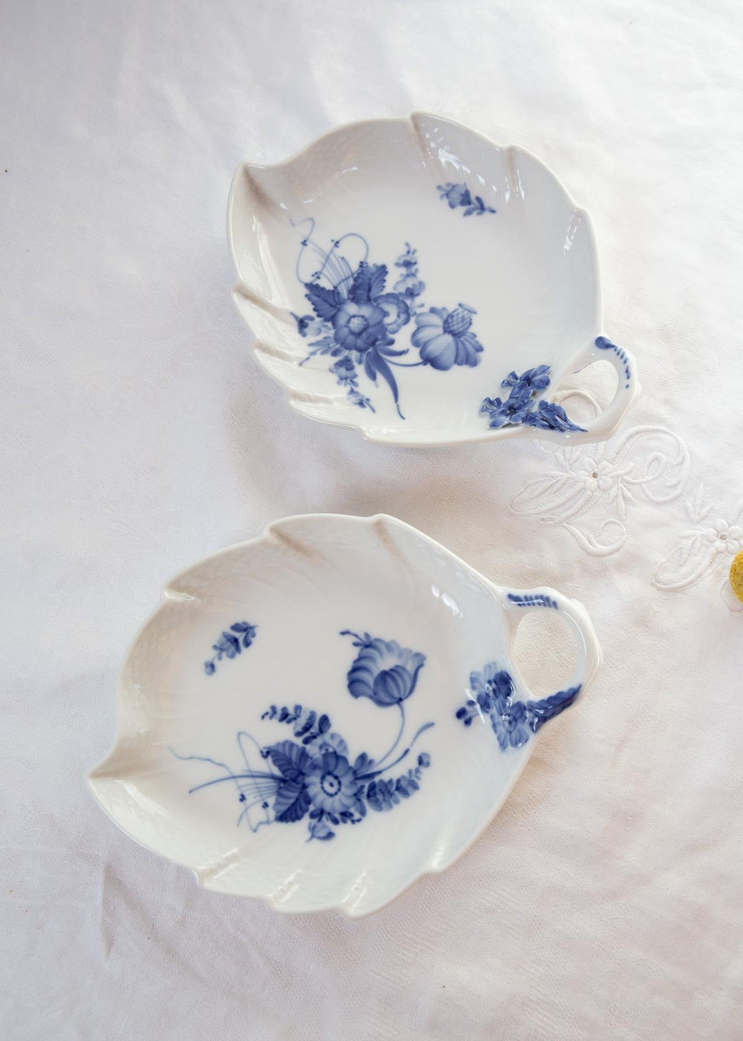 Juego 2 fuentes "hojas" porcelana danesa Royal Copenhagen "Flor azul" "Blå Blomst"