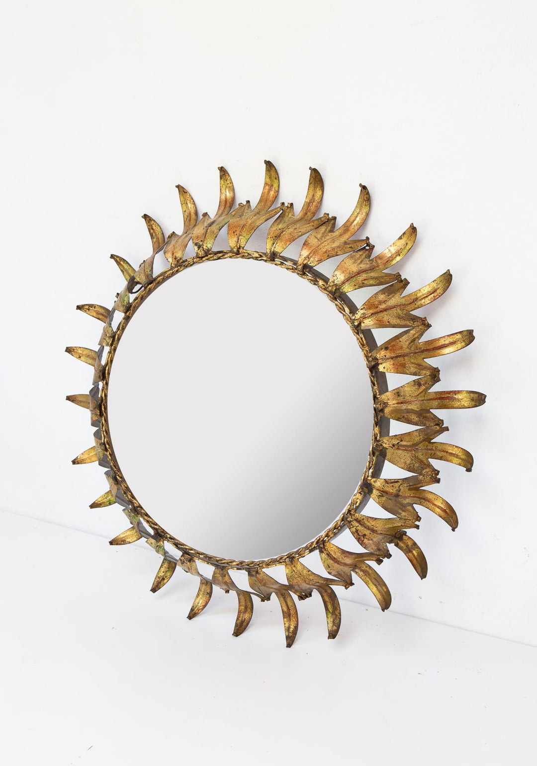 Espejo sol metal dorado marco con hojas c. 1950s (46 cm)