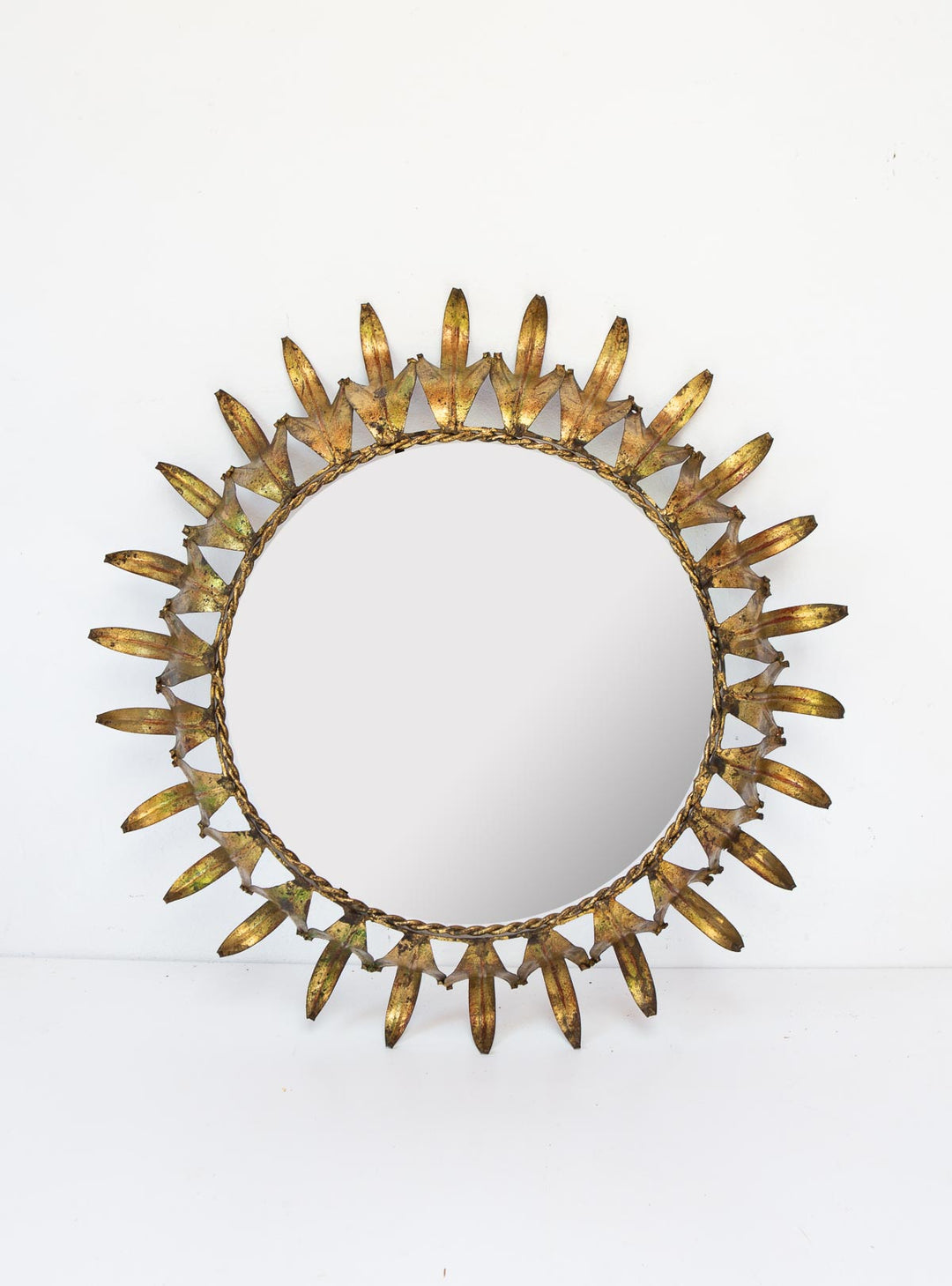 Espejo sol metal dorado marco con hojas c. 1950s (46 cm)