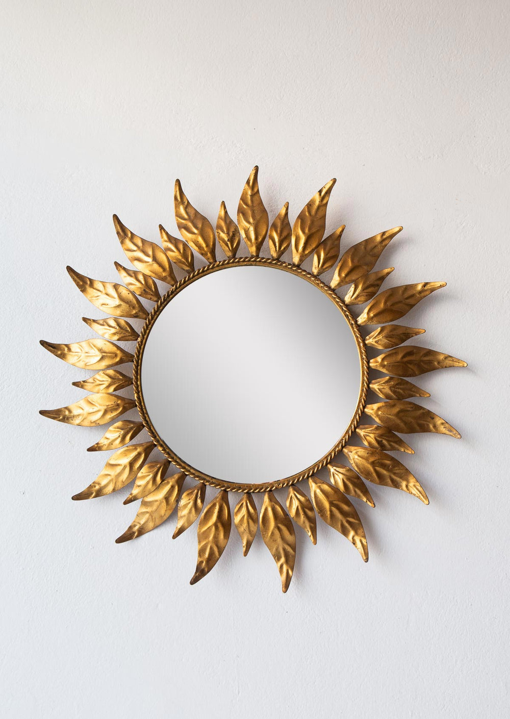 Espejo sol metal dorado marco con hojas c. 1950s (56 cm)