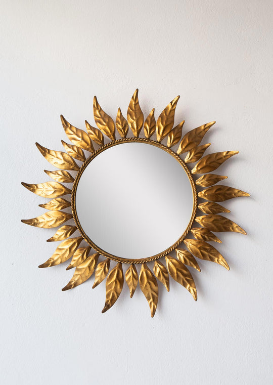 Espejo sol metal dorado marco con hojas c. 1950s (56 cm)
