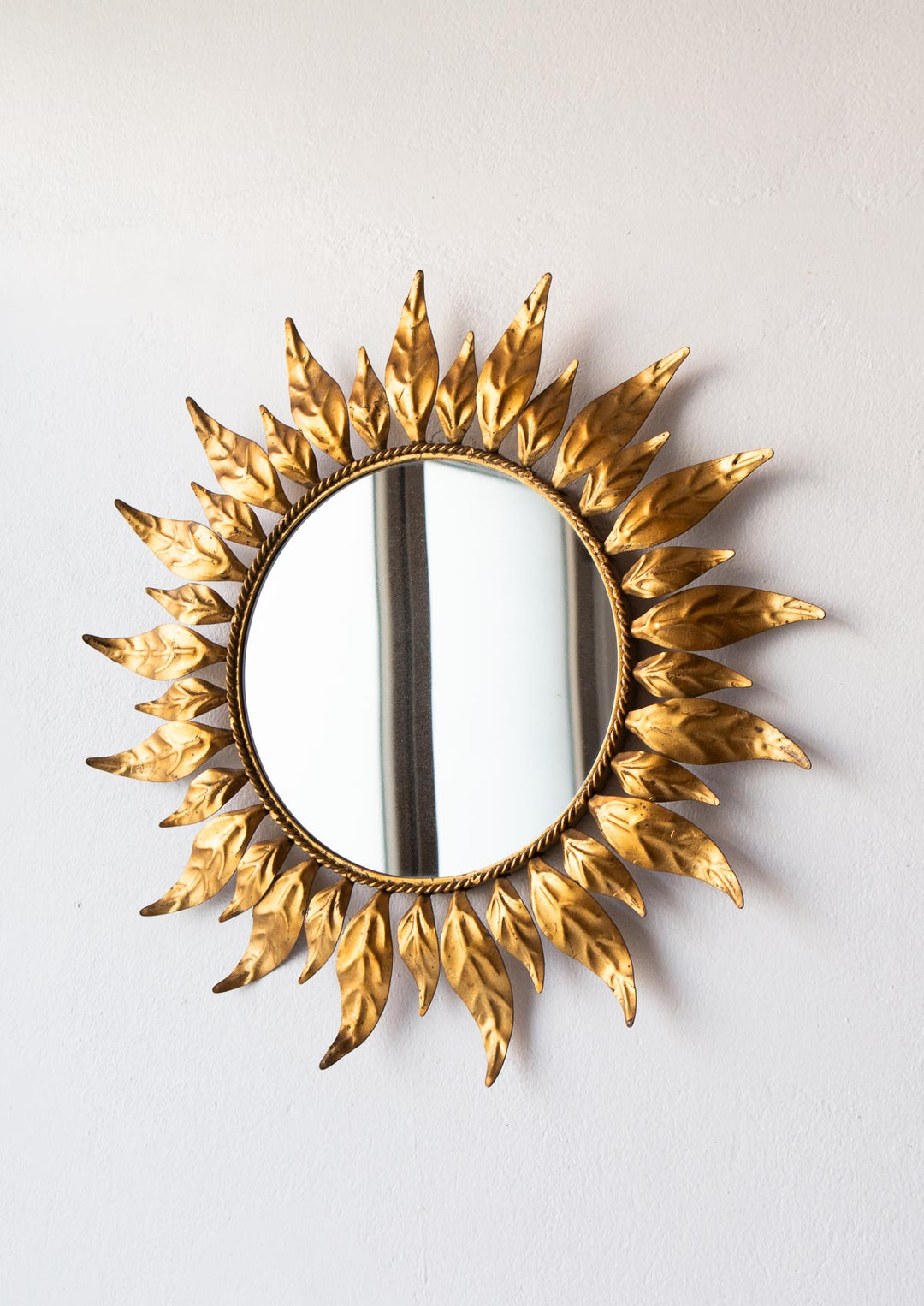 Espejo sol metal dorado marco con hojas c. 1950s (56 cm)