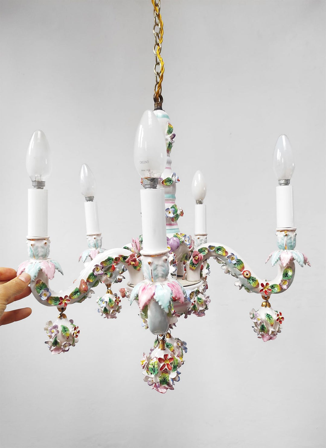 Chandelier italiano loza estilo Capodimonte flores y hojas c. 1950s (47 cm)