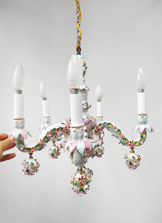 Chandelier italiano loza estilo Capodimonte flores y hojas c. 1950s (47 cm)