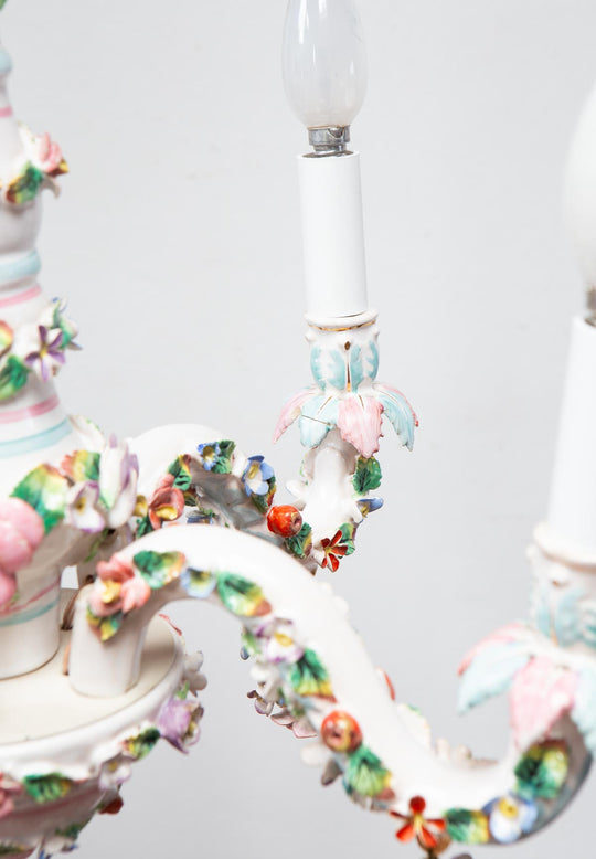 Chandelier italiano loza estilo Capodimonte flores y hojas c. 1950s (47 cm)