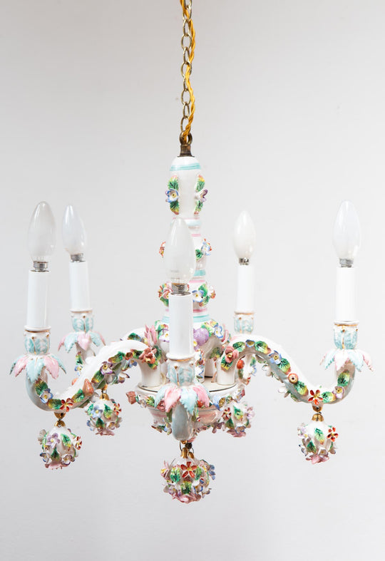 Chandelier italiano loza estilo Capodimonte flores y hojas c. 1950s (47 cm)