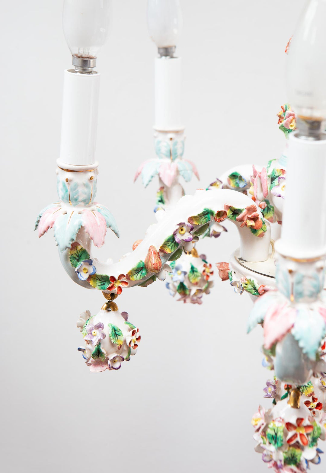 Chandelier italiano loza estilo Capodimonte flores y hojas c. 1950s (47 cm)